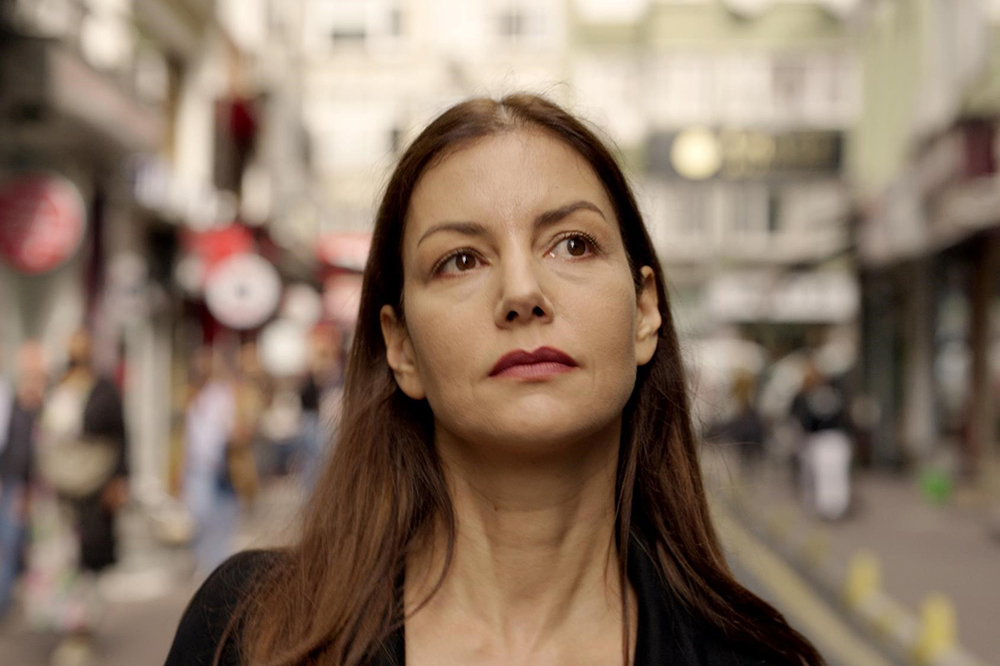 DIŞARIDA HERKES VAR: DEFNE&nbsp;KAYALAR